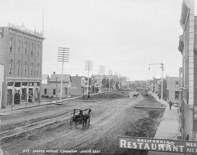 L'avenue Jasper dans la ville d'Edmonton en 1896. Photo crédit : Gouvernement du Canada.