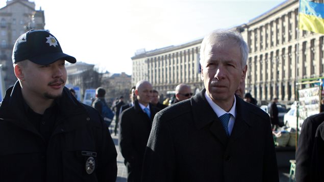 Stéphane Dion dans les rue de Kiev en Ukraine le premier février dernier. Photo : Sergei Chuzavkov