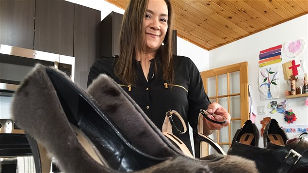 Nicole Camphaug confectionne des chaussures dans sa cuisine et les vend sur Facebook. CBC/Duncan McCue