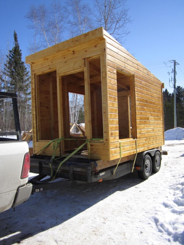 Ce sont des élèves des écoles secondaires St. Thomas Aquinas et Beaver Brae qui construisent les petites demeures (https://snnf.ca/)