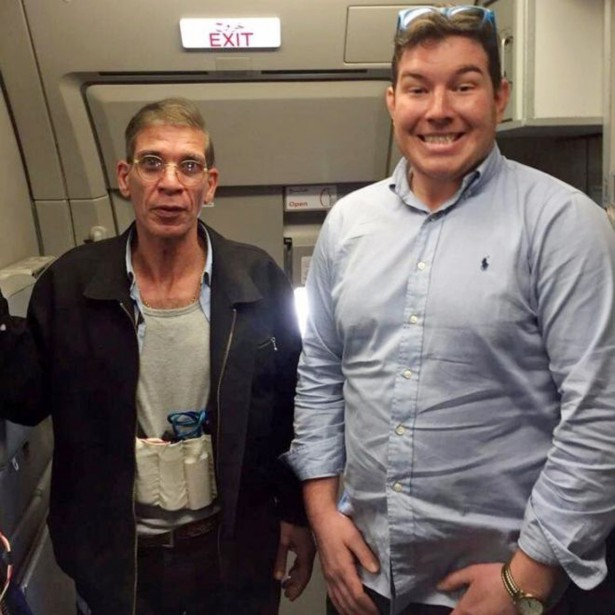 Un jeune Britannique s'est fait prendre en photo la semaine dernièere avec l'Égyptien qui a détourné un avion d'EgyptAir mardi sur Chypre. Une image surréaliste qui était mercredi à la une de la presse britannique et des réseaux sociaux. Photo crédit BBC