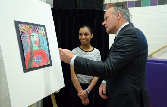 Stephen Poloz, gouverneur de la Banque du Canada, regarde le travail d’une élève qui devait représenter une personnalité inspirante. Photo: Sean Kilpatrick La Presse canadienne