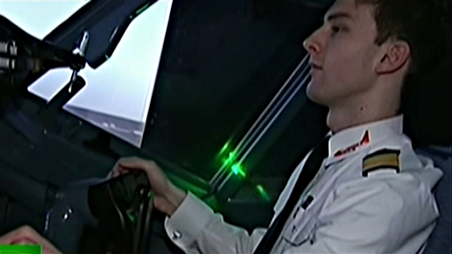 Un pilote d'avion est incommodé par un rayon laser, au moment de l'atterrissage. PHOTO : YOUTUBE