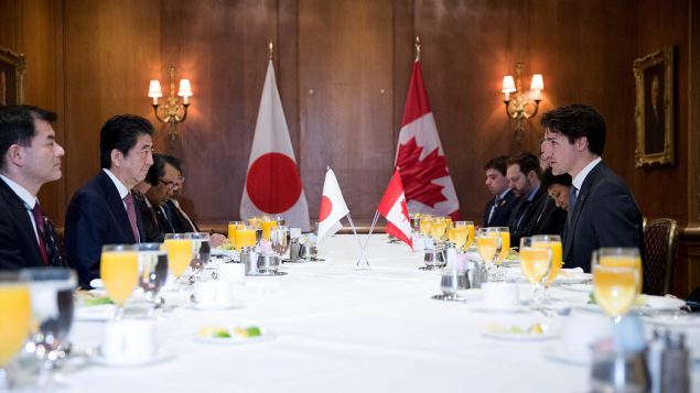 Le premier ministre Justin Trudeau rencontre le premier ministre du Japon, Shinzo Abe, avant le Sommet sur la sécurité nucléaire, à Washington en mars dernier. - Photo : BPM
