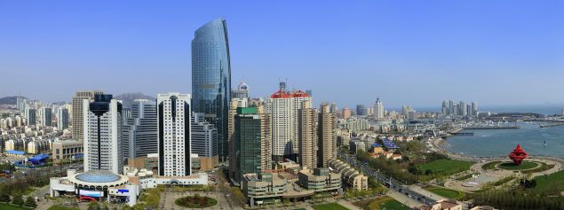 Qingdao, dans la province de Shandong dans l'est de la Chine, est une ville portuaire de gratte-ciel, de parcs et de plages bordant la mer Jaune. En 2009, Qingdao a été nommée ville la plus agréable de la Chine par l'Institut chinois de la compétitivité des villes. Wikipédia