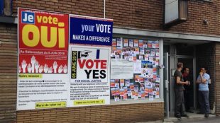 Affiches lors du référendum concernant un lieu de culte pour musulmans Crédit photo : Radio-Canada / René Saint-Louis