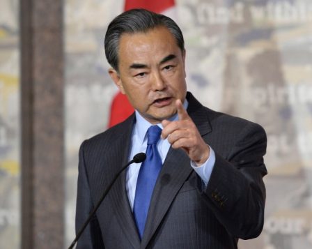 Le ministre chinois des Affaires étrangères, Wang Yi, en train de tancer un journaliste canadien qui l’interrogeait sur la situation des droits de la personne en Chine (Justin Tang/ Presse canadienne)