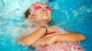 La Société de sauvetage du Canada offre depuis 2012 des leçons de sécurité de l’eau pour les nouveaux arrivants. (The Associated Press)