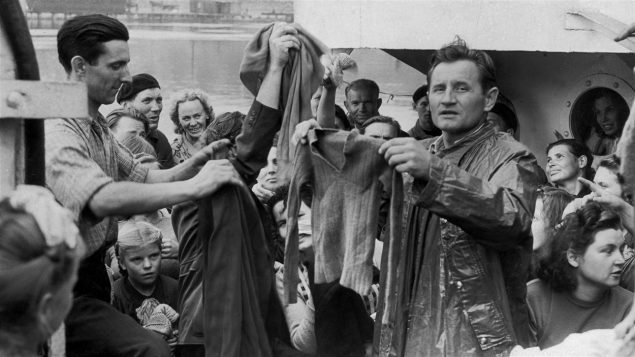 Des immigrants britanniques en route pour le Canada en 1949 sur le navire Victory - Express/Getty Images