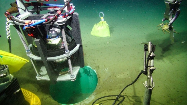 Un robot installe un capteur sismique au large de l’île de Vancouver.