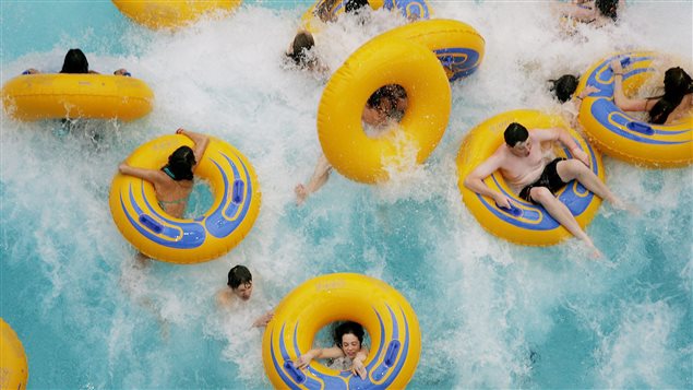 Des enfants au parc d'amusement du West Edmonton Mall en Alberta. Crédit photo : PC / Jordan Verlage