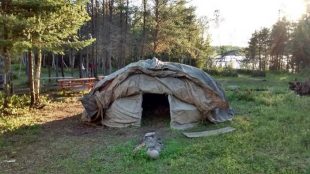 Un sweat lodge amérindien au Manitoba. (Martha Troian)
