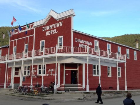 un Saloon de Dawson City au Yukon