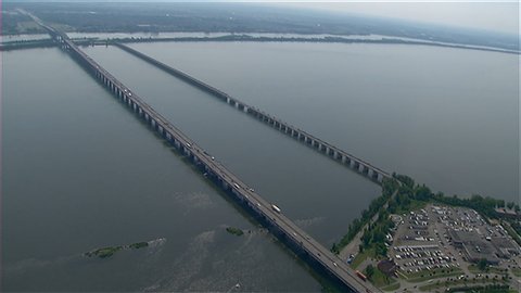 L'estacade du pont Champlain sur la droite de l'image. (Radio-Canada)