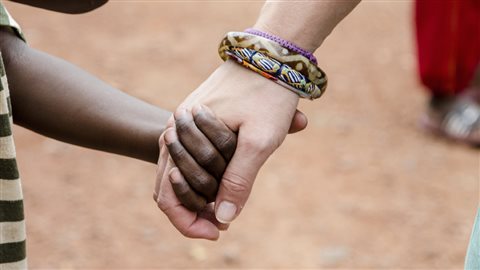 Selon une récente enquête de Statistique Canada dévoilée au début d'octobre dernier, Seulement 46 % des Canadiens se disent fiers de l’image de leur pays à l’étranger. La fierté des Canadiens par rapport à l’image de leur pays à l’étranger semble en net déclin et la diminution de l’investissement humanitaire canadien à l’étranger y est pour beaucoup.