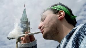 On fumait ouvertement devant le parlement canadien le avril dernier. Photo : CBC