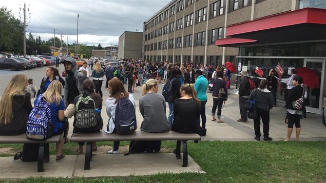 Au Cégep de Trois-Rivières, des étudiants attendent de rentrer lors de leur première journée d’étude le 22 août 2016. © Radio-Canada/Josée Ducharme