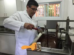 Le chocolatier Assam Hadhad au travail (Radio-Canada/ Tom Murphy)