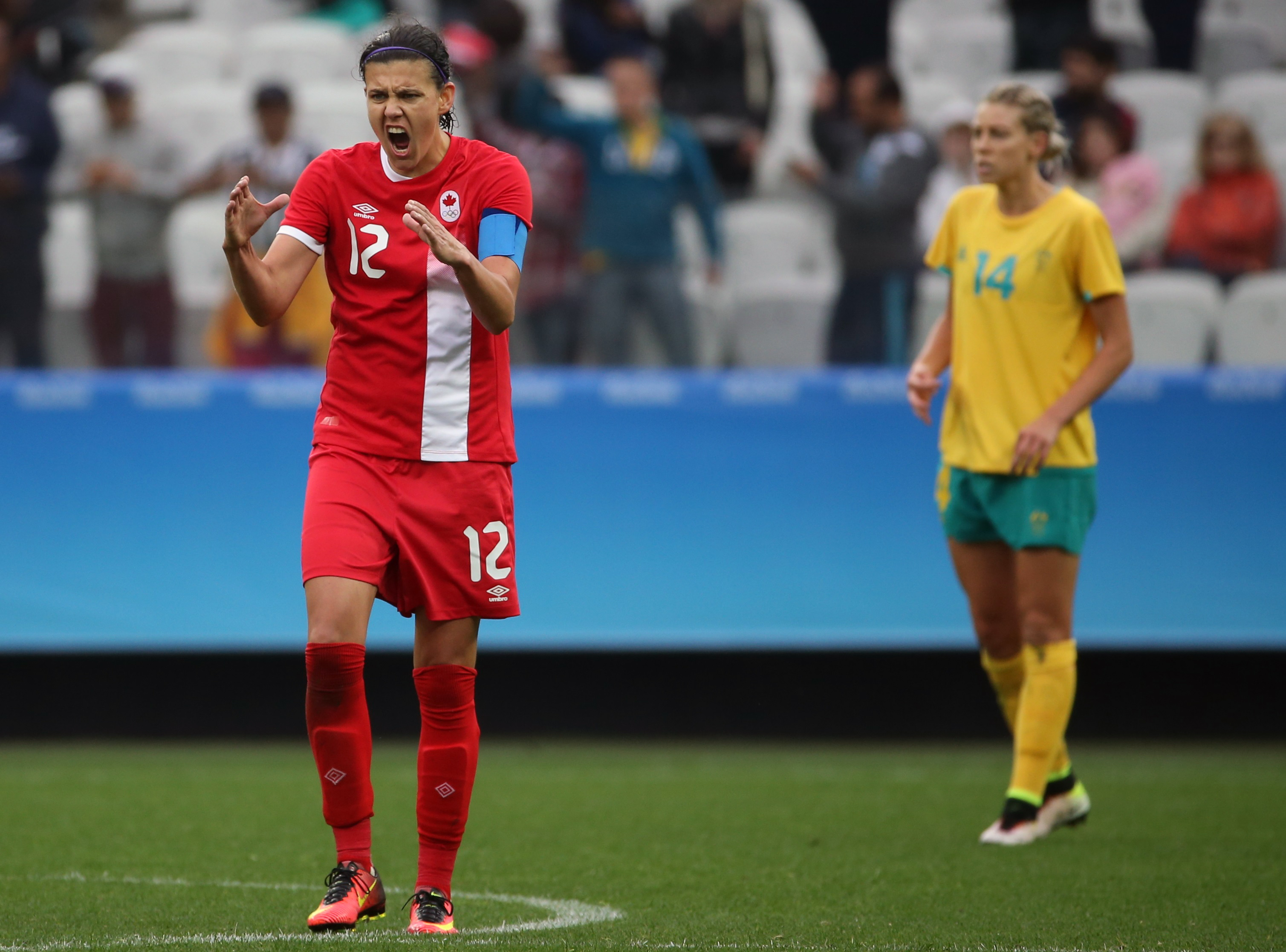 Christine Sinclair célèbre son premier but des Jeux olympiques à la 80e minute du match opposant le Canada à l'Australie. REUTERS/Paulo Whitaker