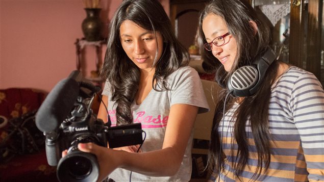 Deux jeunes Boliviennes en formation audiovisuelle (http://oxfam.qc.ca/)
