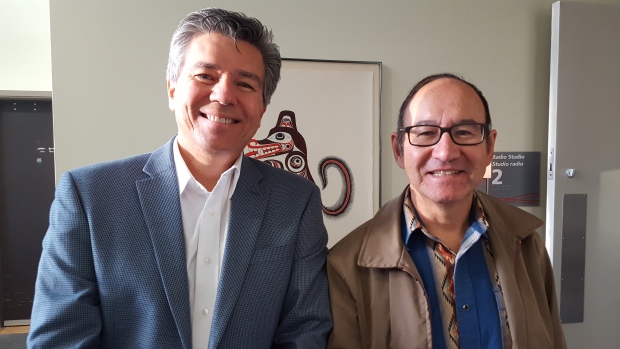 Mark Dockstator, président de la First Nations University (à gauche) et Blair Stonechild, entendent célébrer en grand ce 40e anniversaire (Coreen Larson/CBC Saskatchewan)