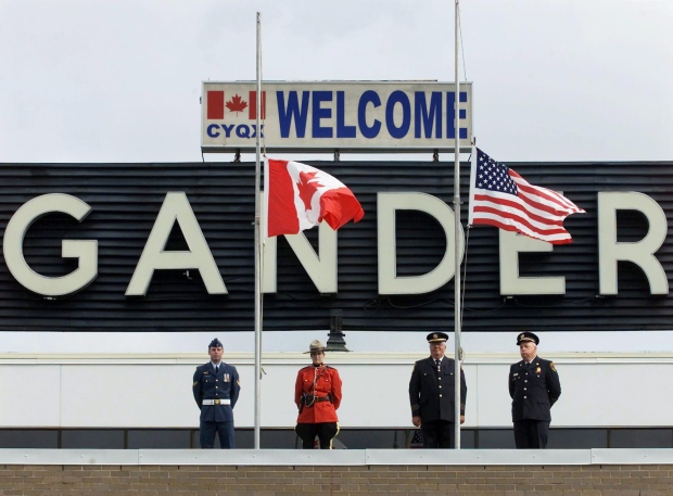 Photo de 2002 à l’aéroport de Gander, Terre0-Neuve, où l’on voit les drapeaux canadiens et américains en berne lors des cérémonies marquant le premier anniversaire s des attaques. (Photo : Presse canadienne)