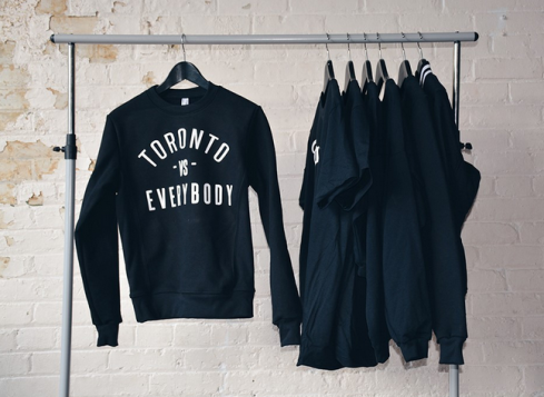 Les chandails « Toronto vs Everybody » de la compagnie Peace-Collective (Peace Collective))