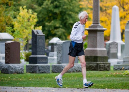 Ed Whitlock à l'entraînement ( Nathan Denette/Presse canadienne)