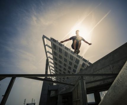 Adolescent practique le Parkour | Aluxum/ Getty Images