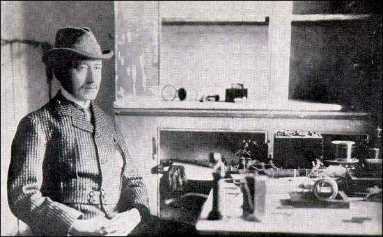 Guglielmo Marconi, décembre 1901 Marconi à son poste à Signal Hill, Terre-Neuve, avec ses instruments de capitation du signal émis depuis le Royaume –Uni. (Marconi Company, Marconi Jubilee 1897-1947 (Chelmsford, England: Marconi's Wireless Telegraph Company Limited, 1947) 18.