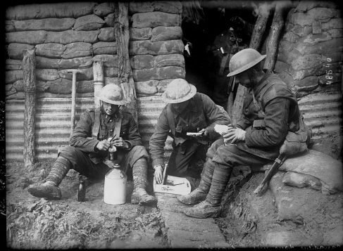 Soldats canadiens dans une tranchée - Archives publiques