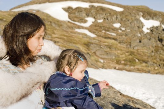 Une mère et sa fille dans l'île de Baffin dans territoire du Nunavut, dans le Grand Nord canadien. Crédit photo : Ryerson Clark 