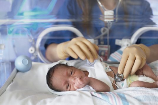 Un nouveau né dans un incubateur à l'hôpital Photo : Blend Images - ERproductions Ltd | Getty Images