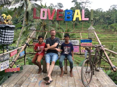 Philippe Roy en compagnie de deux des enfants de ses employés à Bali