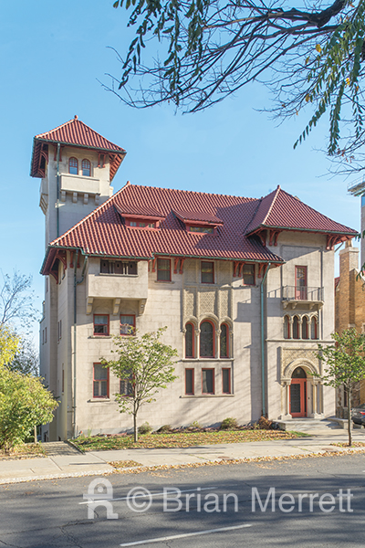 Maison De Sola, 1913. Façade hispano-mauresque de la maison De Sola. L’entrée de l’avenue des Pins se trouve au quatrième niveau de la demeure, qui en compte huit. (Photo Brian Merrett)