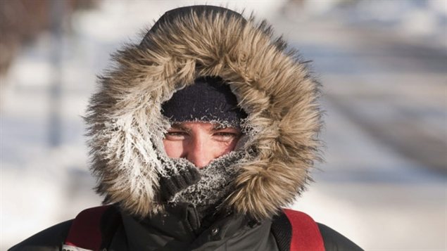 Un Canadien en manteau d'hiver dans le grand froid Photo Credit: CBC