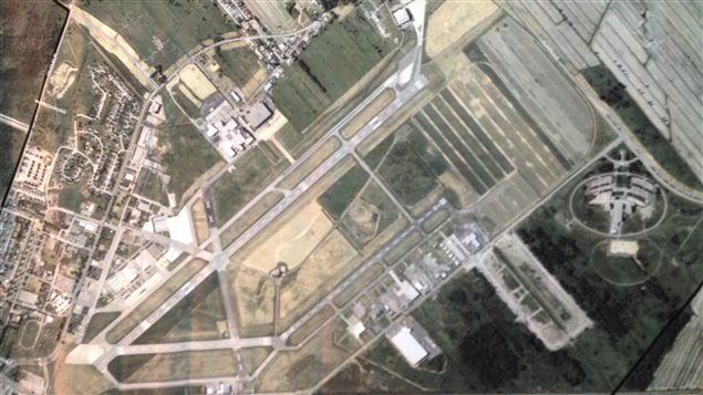 Aéroport de Saint-Hubert. Les chiffres obtenus par Radio-Canada en vertu de la Loi sur l’accès à l’information démontrent que dans la grande majorité des cas, dans les petits aéroports, aucun agent des services frontaliers n’est présent pour vérifier qui descend de l’avion et ce qui est transporté. Photo Credit: Radio-Canada