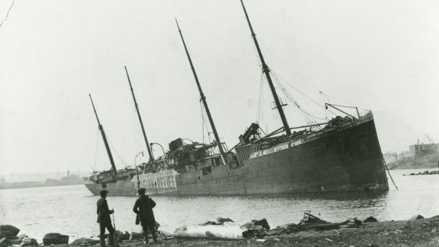 Le SS Imo n’a pas coulé lors de l’explosion de 1917. Sur le flan du navire, côté tribord, on peut lire la bannière « Belgian Relief ». Ce navire transportait des vivres et des médicaments. Il faisait route vers la Belgique. C’est en 1921 qu’il est allé par le fond, aux îles Malouines, après s’être éventré sur les rochers. Le capitaine était complètement ivre. (Nova Scotia Archives & Record Management/Canadian Press)