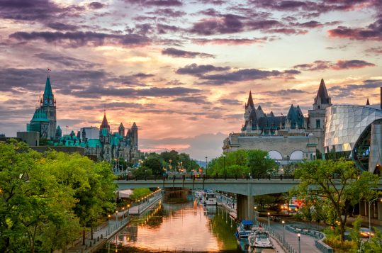 Le canal Rideau (UNESCO) au coucher du soleil à Ottawa (iStock)