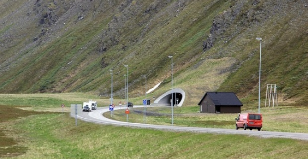 Une entrée du tunnel Nordkapptunnelen (tunnel du Cap Nord), l’un des plus longs tunnels sous la mer en Norvège. Construit en 1990, il fait sept kilomètres. La Norvège est un leader mondial en construction de tunnels sous-marins (Wikipédia).