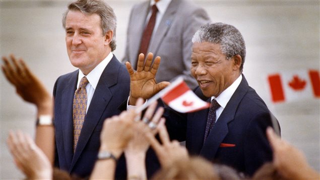 Alors qu’il dirigeait le pays, dans les années 80, Monsieur Mulroney s’était opposé à l’apartheid, un système politique basé sur la ségrégation raciale.