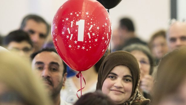 La réfugiée syrienne, Faten Nseirat, participe à l'activité organisée pour souligner le premier anniversaire de son arrivée au Canada. Photo : La Presse canadienne | Graham Hughes