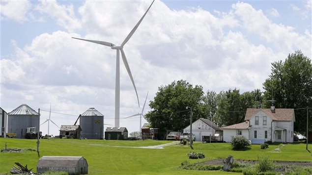 Pour beaucoup de Canadiens, les éoliennes causeraient un mal qui n'est pas imaginaire. Photo Credit: Charlie Neibergall / AP