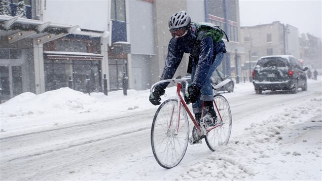 Faire du vélo en hiver n’est plus un non-sens même en sens interdit. Photo Credit: Istock