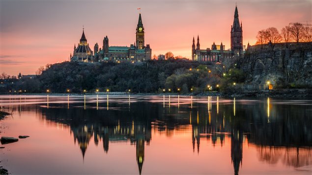 Ottawa, la colline parlementaire, telle que vue de Gatineau sur la rive québécoise de la rivière des Outaouais Photo Credit: IS / iStock