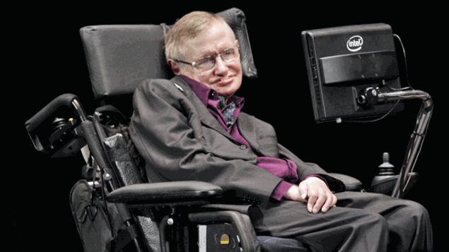 Le scientifique britannique Stephen Hawking qui s’exprime par l’intermédiaire d’un ordinateur en raison d’une sclérose latérale amyotrophique, déclare que nos machines intelligentes peuvent techniquement évoluer rapidement, et éventuellement dépasser l’humanité. © (Ted S. Warren/Associated Press)