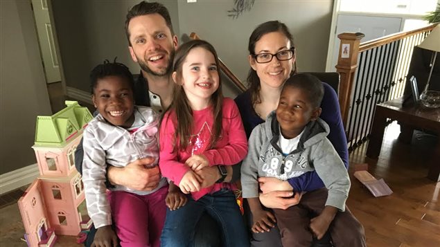 Cette famille de Moncton, au Nouveau-Brunswick, Les Goddard, a pu accueillir en 2016 au Canada deux enfants Rayna et Thédor adoptés au Congo après trois années interminables.