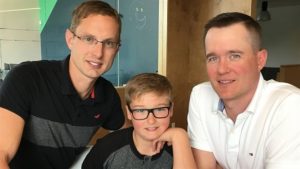 Au Nouveau-Brunswick récemment, Colin Kennedy-Robichaud, 11 ans a été adopté par Jeff Kennedy (à gauche) et Yves Robichaud (à droite). Photo : CBC/Paul Landry