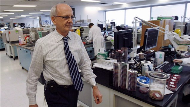 Le Dr Donald Low était le microbiologiste en chef de l'Hôpital Mont Sinaï de Toronto. Photo Credit: PC / J.P. Moczulski