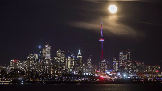 Toronto, la plus grande ville du Canada, se situe dans le sud-est de notre pays et c’est la cinquième ville la plus peuplée en Amérique du Nord avec une aire métropolitaine qui compte plus de 6 millions et demi d’habitants. C’est une des plus importantes places financières dans le monde qui vient au septième rang au monde sur le plan de la capitalisation boursière. - Mike Flyinch PC